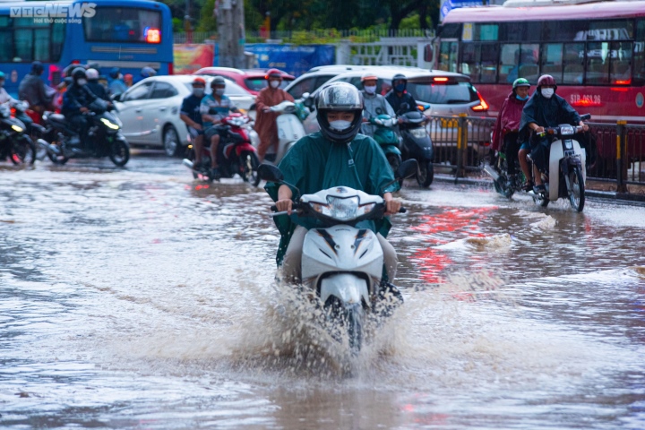 Tin dự báo thời tiết nguy hiểm trên biển và mưa dông diện rộng kéo dài ở Nam Bộ - 1