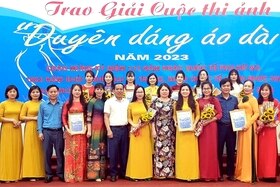 Trao giải Cuộc thi ảnh “Duyên dáng áo dài” huyện Tân Sơn năm 2023