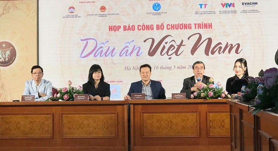 dau an viet nam toa sang gia tri dan toc viet hinh 1