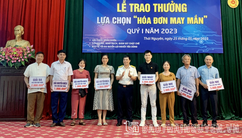 Lãnh đạo Cục Thuế tỉnh trao giải cho người nộp thuế có hóa đơn trúng thưởng quý I/2023.