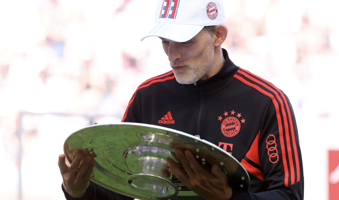 Tuchel lần đầu được nâng đĩa bạc cho nhà vô địch Bundesliga trong lễ đăng quang của Bayern trên sân RheinEnergie ngày 27/5. Ảnh: FC Bayern