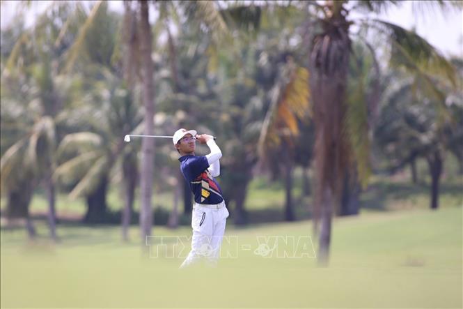 Golfer 15 tuổi Lê Khánh Hưng tạo ra cơn địa chấn trên đất Campuchia khi đạt -13 gậy. Ảnh: TTXVN