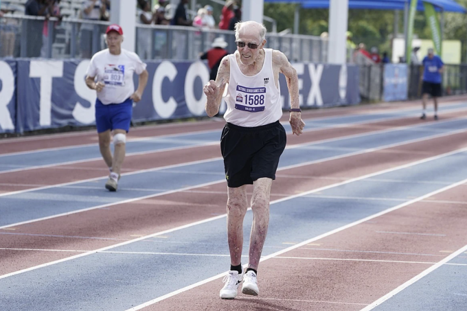 Richard Soller là người về đích cao tuổi nhất của Giải marathon Chicago 2012. Ảnh: Insider