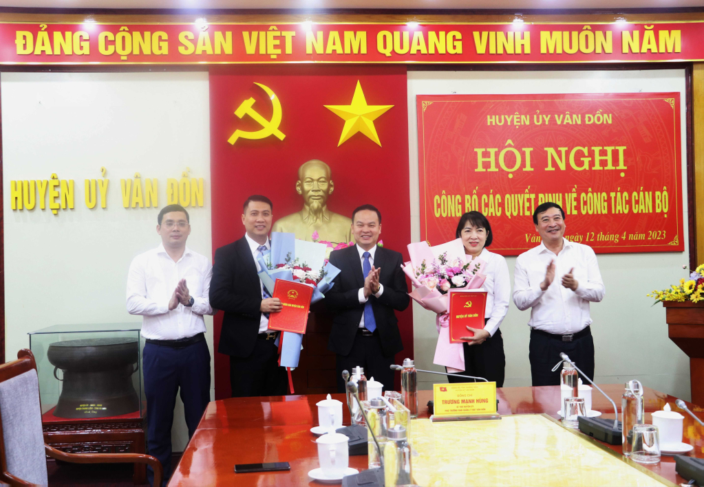 Thường trực Huyện uỷ, HĐND, UBND huyện trao quyết định và tặng hoa cho các đồng  mới được điều động, nhận nhiệm vụ. Ảnh: Thanh Nga (CTV)