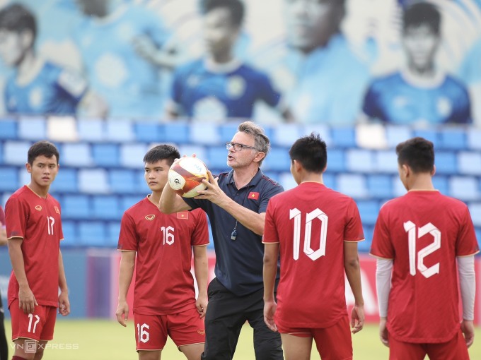 Lứa U22 vừa cùng HLV Philippe Troussier đoạt HC đồng SEA Games 32 sẽ là nòng cốt để bóng đá Việt Nam tìm vé dự vòng chung kết U23 châu Á 2024. Ảnh: Lâm Thỏa