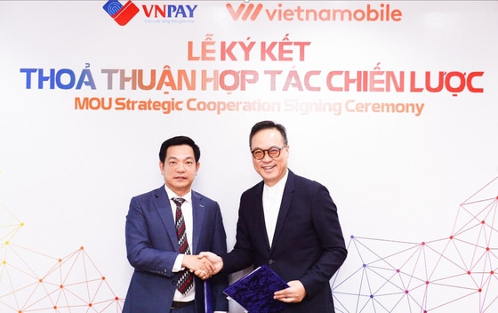 Ông Lê Tánh, Tổng Giám Đốc VNPAY và ông Raymond Ho, Tổng Giám Đốc Vietnamobile trong lễ ký kết