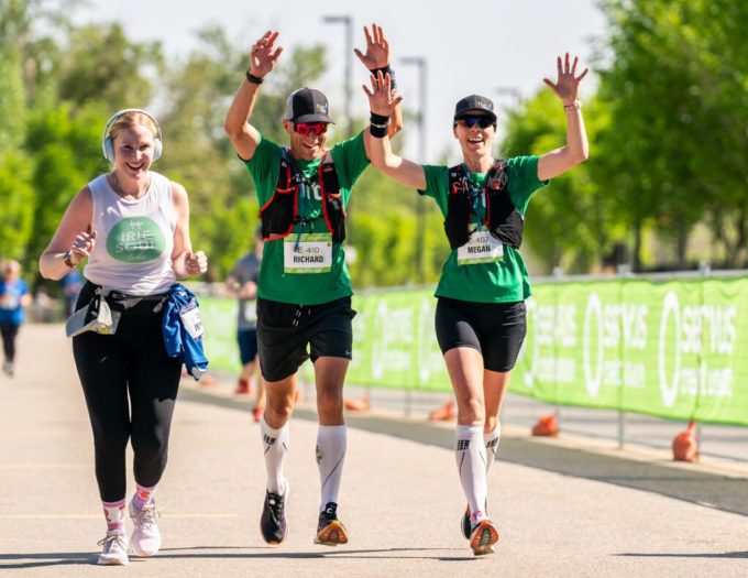 Richard và Megan trên đường chạy Calgary Marathon ngày 28/5. Ảnh: Run Calgary