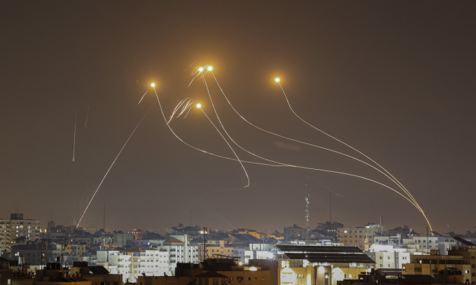 Hệ thống Vòm Sắt của Israel đánh chặn rocket phóng từ Dải Gaza đêm 11/5. Ảnh: AFP