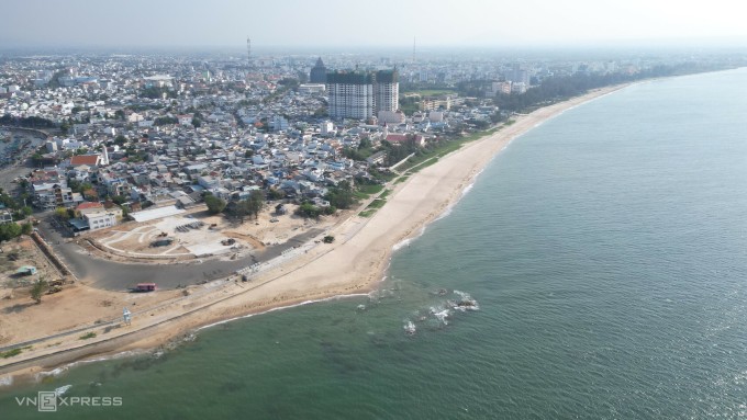 Thương Chánh là bãi tắm công cộng nổi tiếng ở trung tâm thành phố Phan Thiết. Ảnh: Việt Quốc