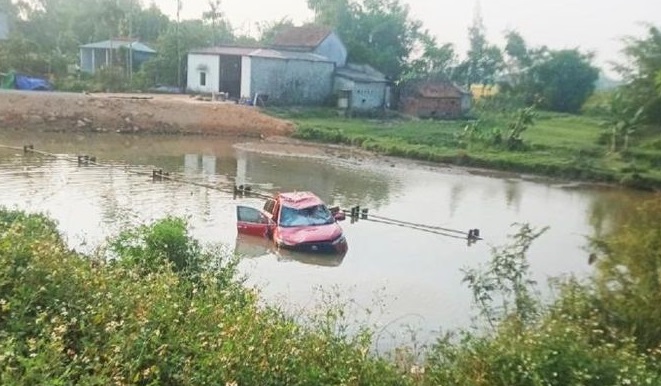 Hà Tĩnh: Xe ô tô lao xuống hồ nước, tài xế tử vong - Ảnh 1.