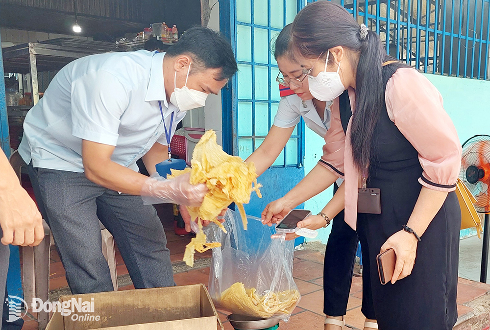 Lực lượng chức năng kiểm tra công tác an toàn vệ sinh thực phẩm tại một cơ sở kinh doanh thực phẩm trên địa bàn TP.Biên Hòa