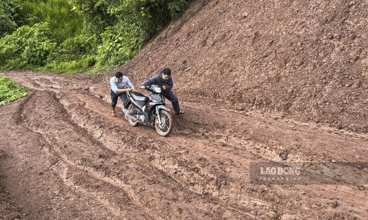 Sau những tháng ngày căng thẳng chiến đấu với đại dịch, cán bộ ngành Y tế Điện Biên vẫn tiếp tục vượt núi, băng rừng đến các bản vùng cao, biên giới vận động tiêm vaccine COVID-19.