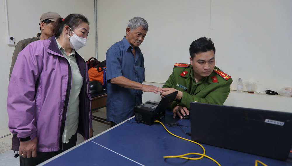 Công an TP Đà Lạt làm mã số định danh điện tử cho người dân địa phương