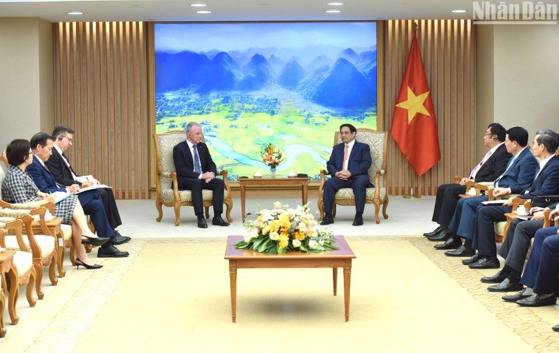 Thủ tướng Phạm Minh Chính tiếp ông Brendan Nelson, Phó Chủ tịch cấp cao Tập đoàn Boeing kiêm Chủ tịch Boeing toàn cầu. (Ảnh: TRẦN HẢI)