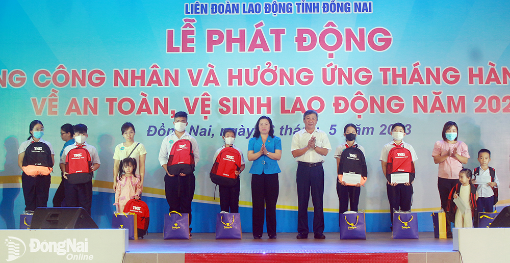 Phó chủ tịch Tổng LĐLĐ Việt Nam Thái Thu Xương và Phó bí thư Thường trực Tỉnh ủy Hồ Thanh Sơn trao quà hỗ trợ cho con công nhân lao động có cha hoặc mẹ mất do Covid-19