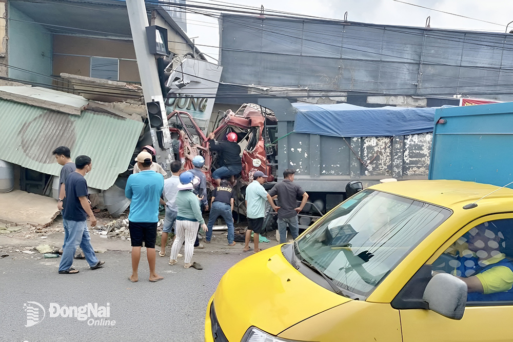 Hiện trường sự cố xe tải ben lao vào nhà dân trên quốc lộ 51 (đoạn qua xã An Phước, H.Long Thành) chiều 8-5. Ảnh: CTV