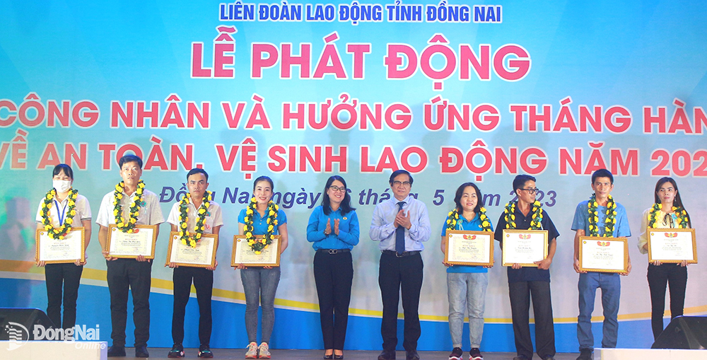 Phó chủ tịch UBND tỉnh Nguyễn Sơn Hùng và Chủ tịch Liên đoàn Lao động tỉnh Nguyễn Thị Như Ý trao bằng khen cho công nhân lao động tiêu biểu tại lễ phát động Tháng Công nhân năm 2023. Ảnh: N.Hòa