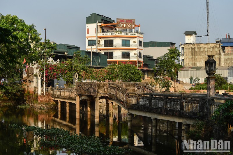 Cầu Khum nằm ở phía Đông của làng Yên, thuộc xã Thạch Xá, huyện Thạch Thất. Cầu tiếp giáp với trục đường giao thông liên xã Thạch Xá - Hữu Bằng.