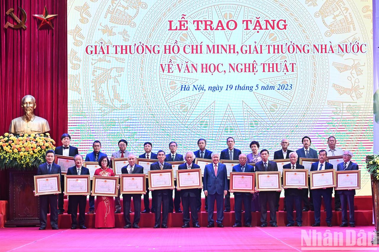 [Ảnh] Lễ trao tặng Giải thưởng Hồ Chí Minh, Giải thưởng Nhà nước về văn học, nghệ thuật năm 2022 ảnh 8