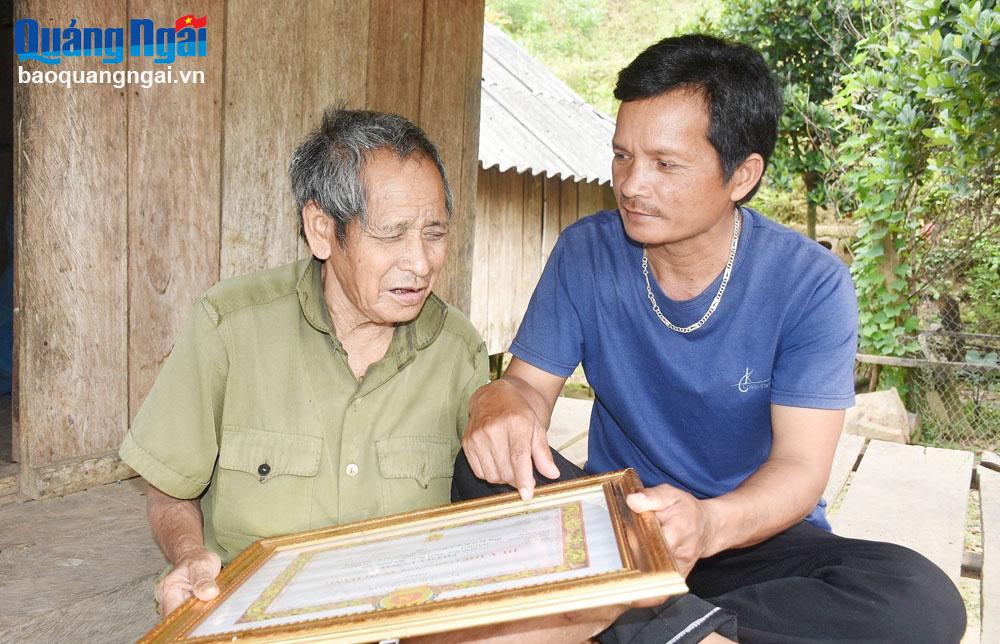 Già làng Phạm Văn Mau nhắc nhở người dân Làng Diều cùng đoàn kết, xây dựng quê hương.  Ảnh: Ý THU
