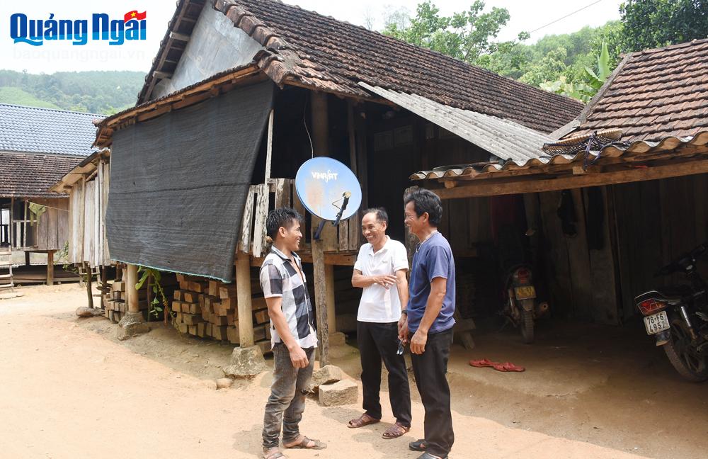 Người Làng Diều thường xuyên đến thăm hỏi gia đình anh Phạm Văn Cường (bên trái) - một hộ được người dân trong  làng giúp đỡ ngày công để xây dựng nhà ở.                           Ảnh: Ý THU