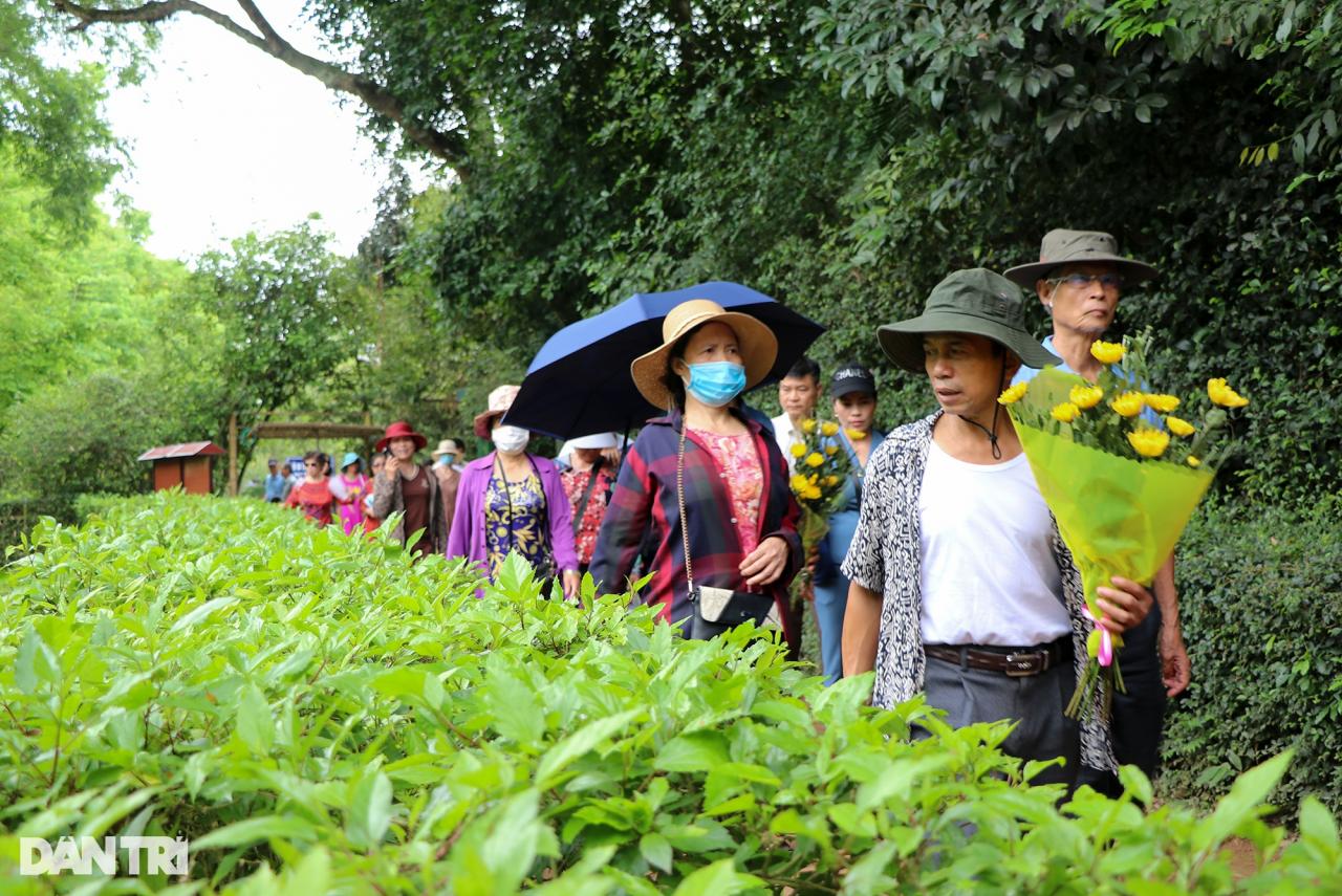 Du khách Nhật tìm lại hơi ấm của Hồ Chí Minh ở Làng Sen - 2