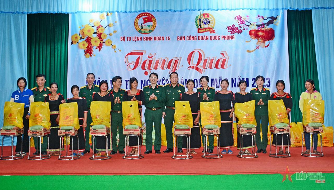 Binh đoàn 15 và Ban Công đoàn Quốc phòng tặng quà cho công nhân