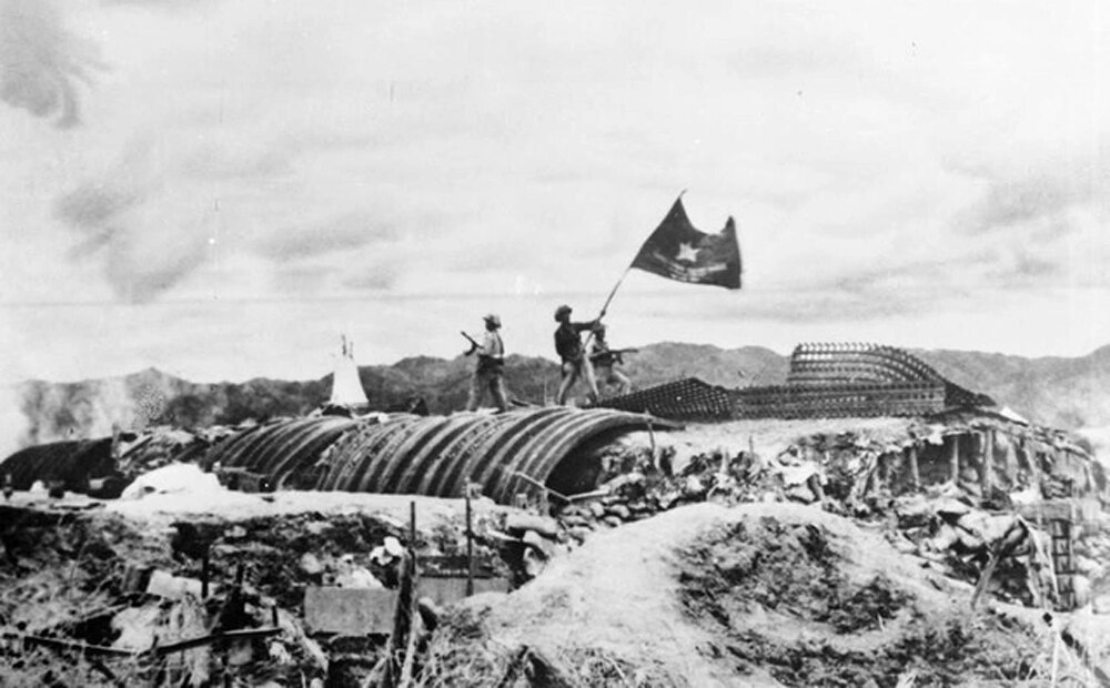 Chiều 7-5-1954, lá cờ “Quyết chiến - Quyết thắng” của Quân đội nhân dân Việt Nam tung bay trên nóc hầm tướng De Castries, đánh dấu Chiến dịch lịch sử Điện Biên Phủ đã toàn thắng. Ảnh tư liệu