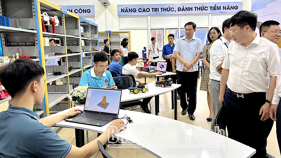 Các đại biểu tham quan không gian điểm hỗ trợ khởi nghiệp đổi mới sáng tạo Trường Đại học Kinh tế - Kỹ thuật Công nghiệp.ĐT2
