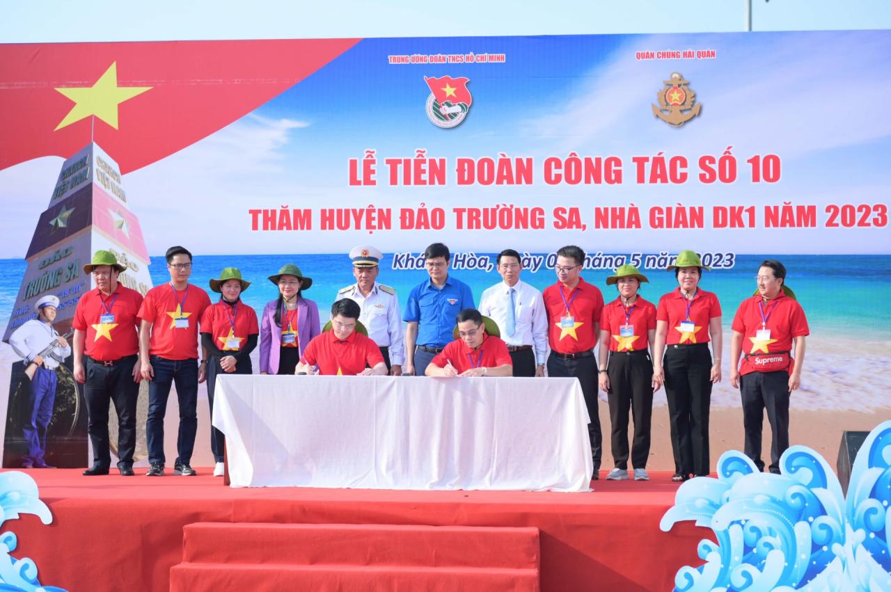 Đại diện các tổ của đoàn công tác ký kết thực hiện thi đua hoàn thành tốt nhiệm vụ trong chuyến công tác