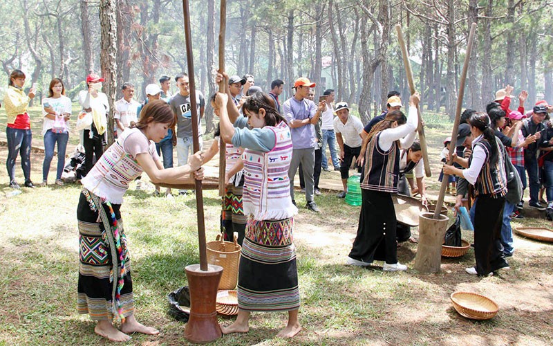 Đồng bào các dân tộc Tây Nguyên cùng vui ngày hội buôn làng.