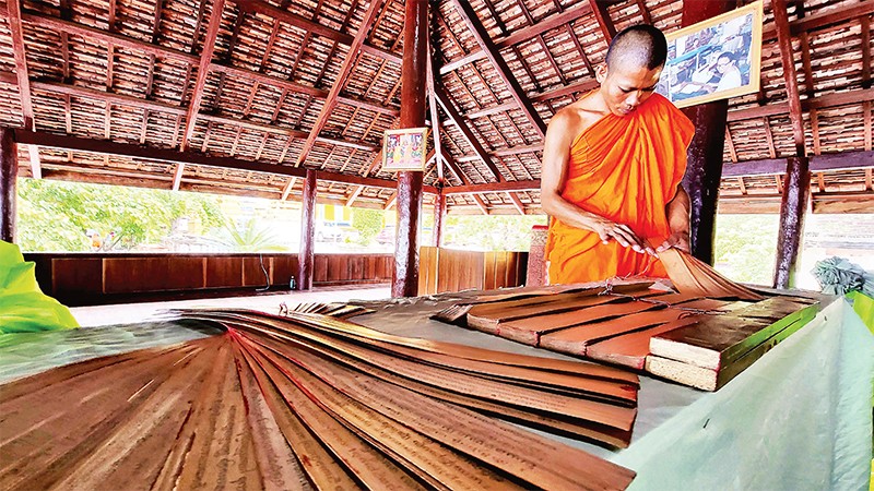 Trưng bày kinh lá buông tại chùa Sà Lôn, xã Lương Phi, huyện Tri Tôn, tỉnh An Giang. 