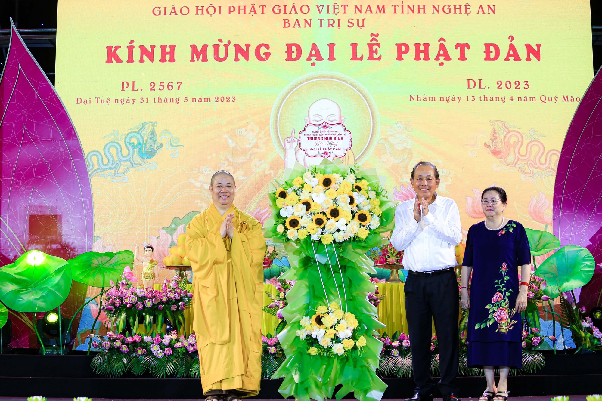 Đại lễ Phật đản, thắp nến cầu nguyện hòa bình tại chùa Đại Tuệ - Ảnh 10.