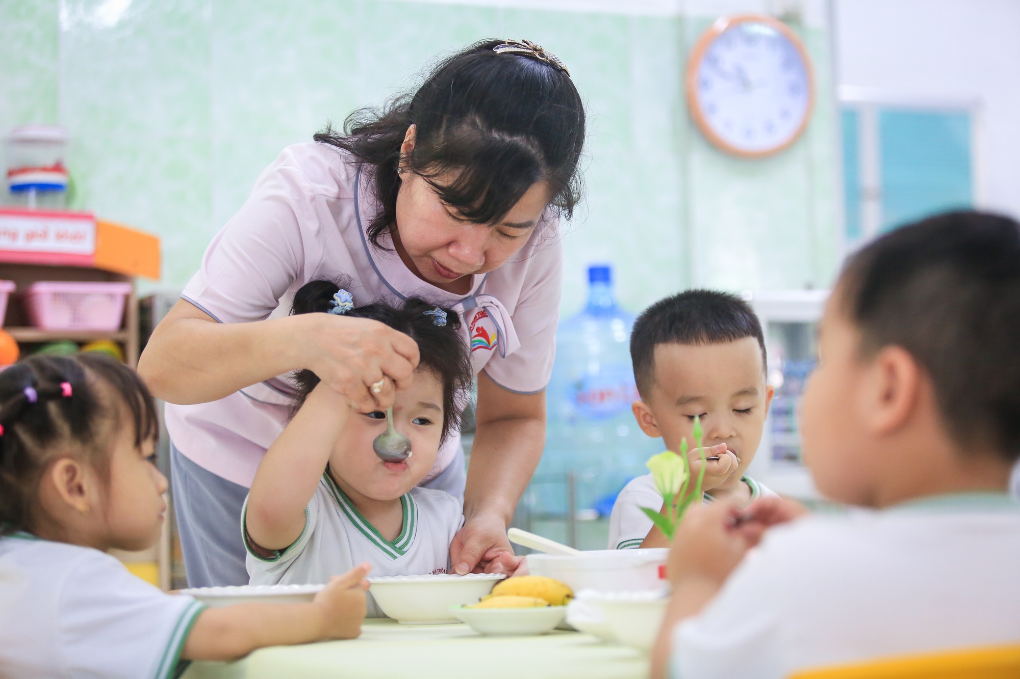 Giáo viên mầm non lớn tuổi quần quật cả ngày: Chăm trẻ, lau dọn, múa hát... - Ảnh 7.