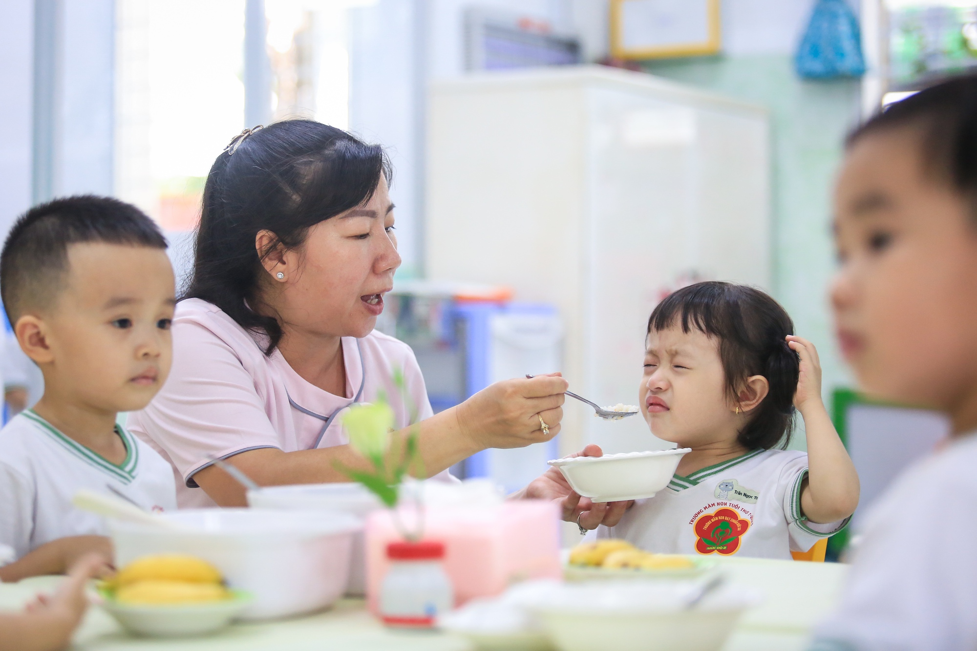 Giáo viên mầm non lớn tuổi quần quật cả ngày: Chăm trẻ, lau dọn, múa hát... - Ảnh 6.