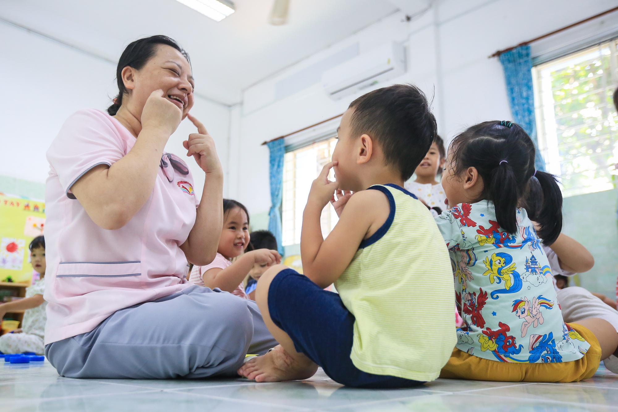 Giáo viên mầm non lớn tuổi quần quật cả ngày: Chăm trẻ, lau dọn, múa hát... - Ảnh 14.