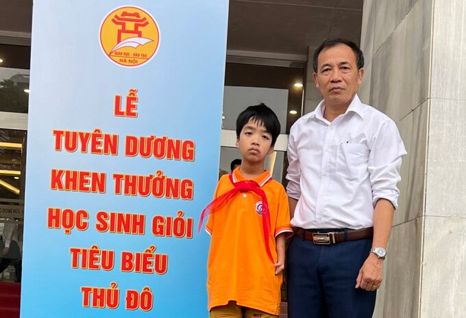 Thầy Tá và Phúc xuống Hà Nội dự lễ luyên dương khen thưởng học sinh giỏi tiêu biểu thủ đô năm học 2022-2023 của Sở Giáo dục và Đào tạo Hà Nội hôm 24/5. Ảnh: Nhà trường cung cấp