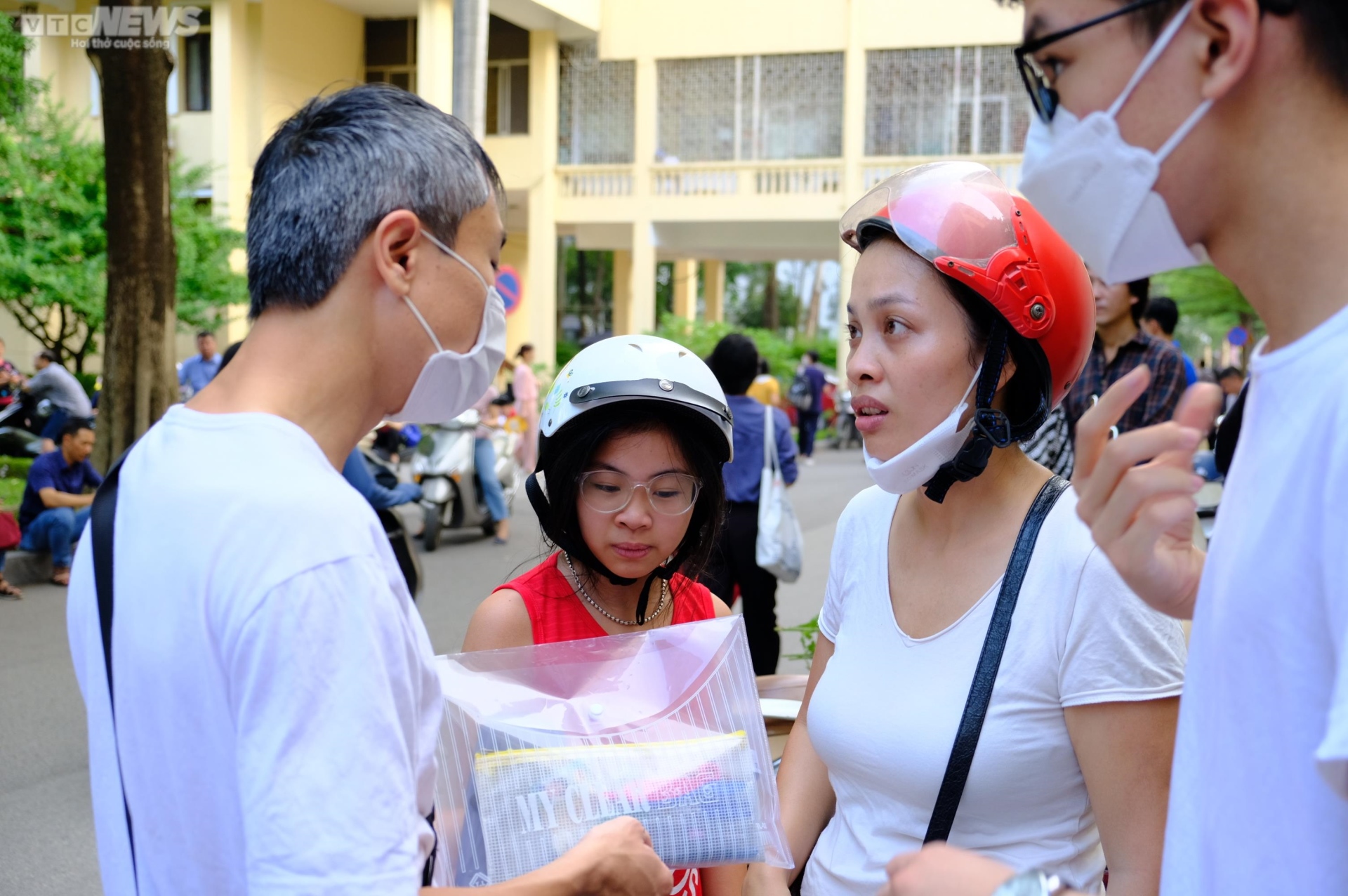 Con vào phòng thi chuyên Sư phạm, phụ huynh vẫn mỏi mắt ngóng theo - 6