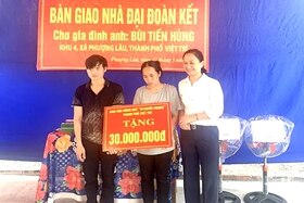 Bàn giao nhà đại đoàn kết