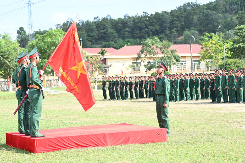 Chiến sĩ mới đọc 10 lời thề của quân nhân trong Lễ tuyên thệ.