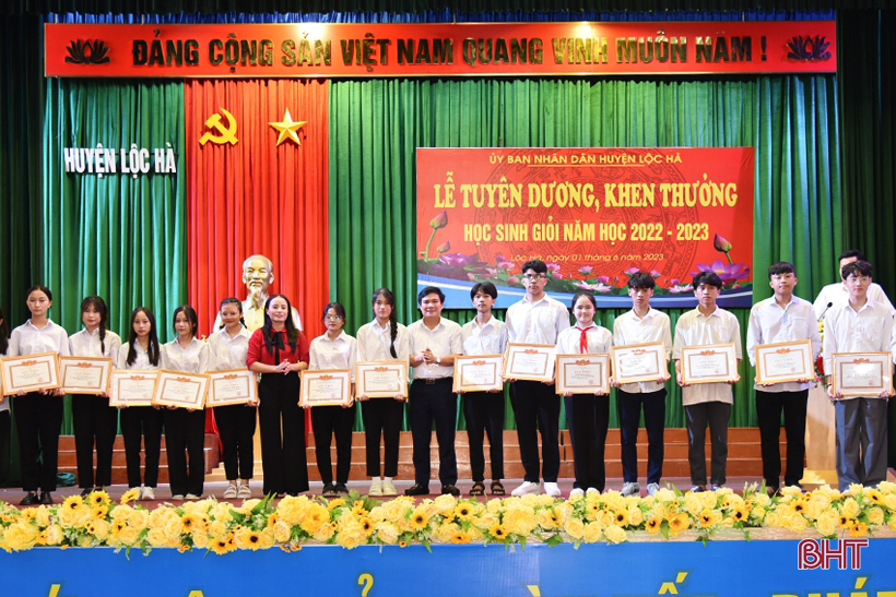 Lộc Hà tuyên dương các tập thể, giáo viên, học sinh giỏi năm học 2022 - 2023