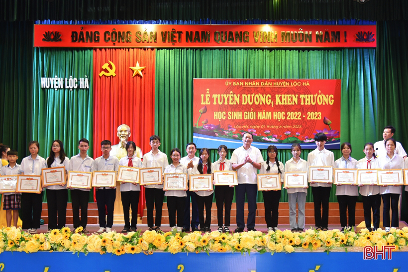 Lộc Hà tuyên dương các tập thể, giáo viên, học sinh giỏi năm học 2022 - 2023