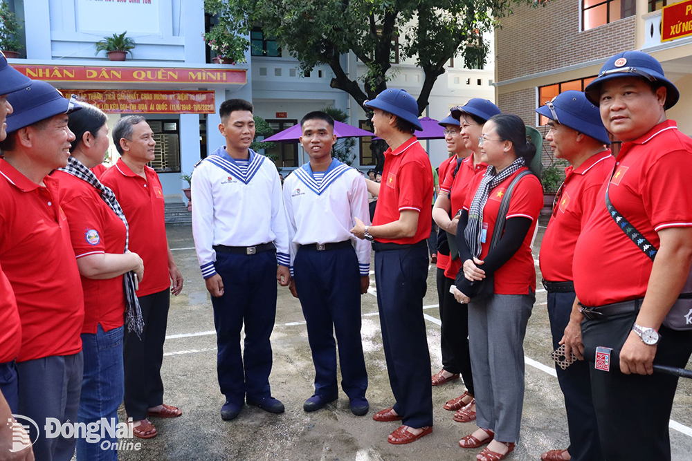 Lãnh đạo tỉnh động viên 2 chiến sĩ trẻ Đồng Nai đang công tác tại huyện đảo Trường Sa