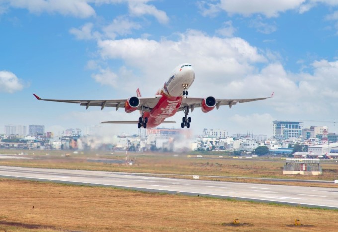 Máy bay Airbus A330 của Vietjet cất cánh tại sân bay Tân Sơn Nhất. Ảnh: