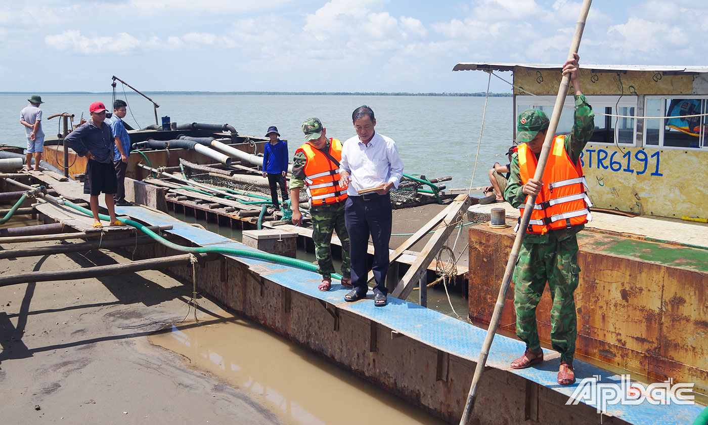 Đồn Biên phòng Phú Tân phối hợp với Phòng Tài nguyên và Môi trường, Phòng Tài chính huyện Tân Phú Đông thẩm định khối lượng cát trên các phương tiện.