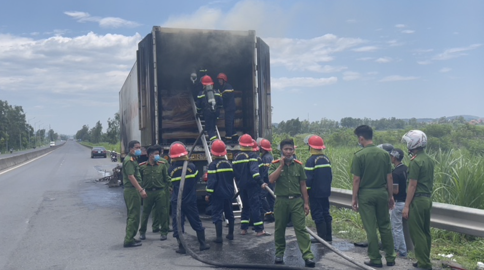 Phú Yên: Xe đầu kéo bị lửa thiệu rụi - Ảnh 2.