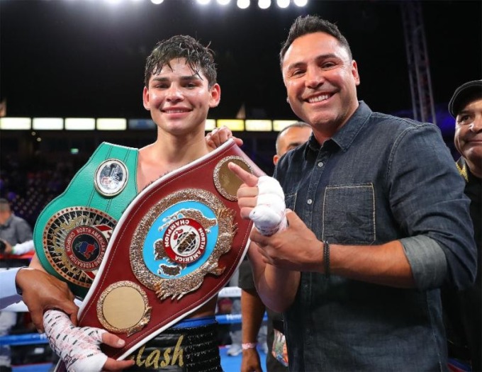 De La Hoya (phải) đang là ông bầu của Garcia. Ảnh: Ring News 24