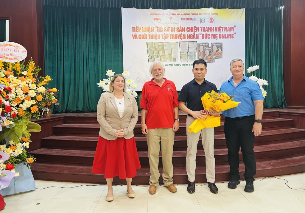 nha van nha bao dang vuong hanh  tri an cuoc doi qua nhung trang viet hinh 2