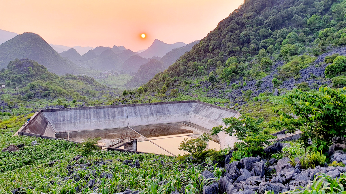 “Hồ treo” ở xã Cán Chu Phìn (Mèo Vạc) cạn trơ đáy khi nhiều tháng nay không có mưa. 					              Ảnh: THU HẰNG