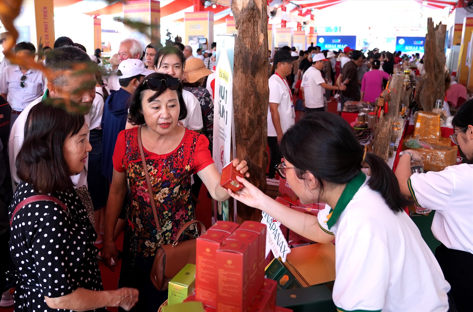 Đông đảo bà con đồng hương đến thăm, tìm hiểu và mua sắm các đặc sản quê hương Quảng Nam. Ảnh: Q.L